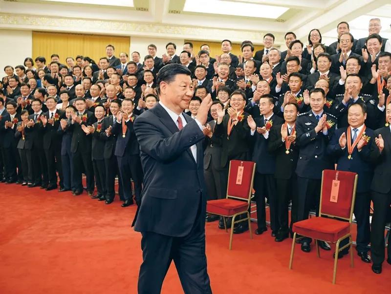 2019年6月25日，黨和國(guó)家領(lǐng)導(dǎo)人習(xí)近平、李克強(qiáng)、王滬寧等在北京人民大會(huì)堂會(huì)見第九屆全國(guó)“人民滿意的公務(wù)員”和“人民滿意的公務(wù)員集體”受表彰代表。新華社記者 李學(xué)仁/攝